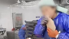 水產加工廠員工用牙給生魚剝皮,公司回應臨時工干的