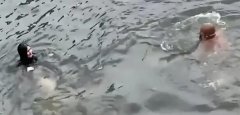 俄羅斯美女加入天津大爺跳水隊伍,天津大爺已經沒空跳水了