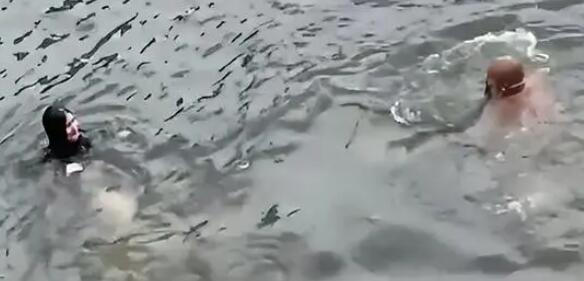 ���_˹��Ů����������ˮ���